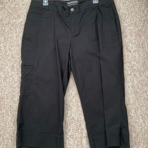 Dockers mid-rise curvy capris EUC